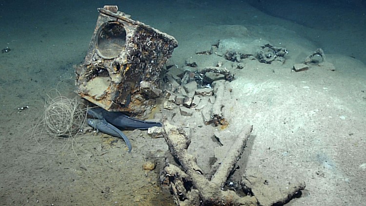 inside the titanic underwater bodies