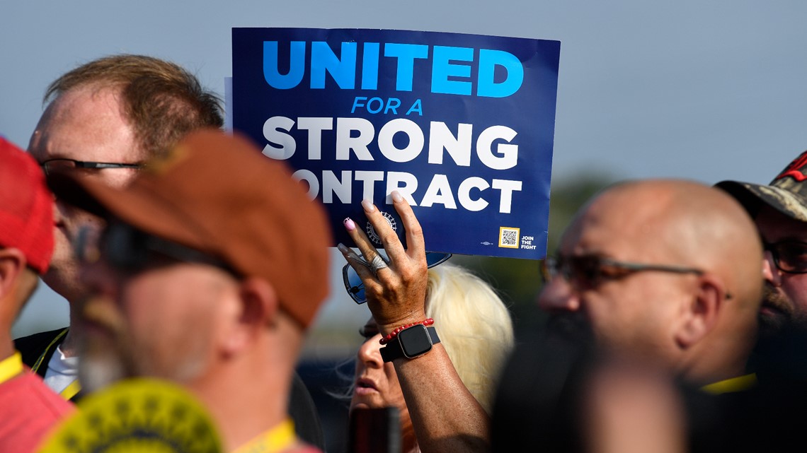 UAW negotiations: Workers may strike small number of factories - Vimarsana News