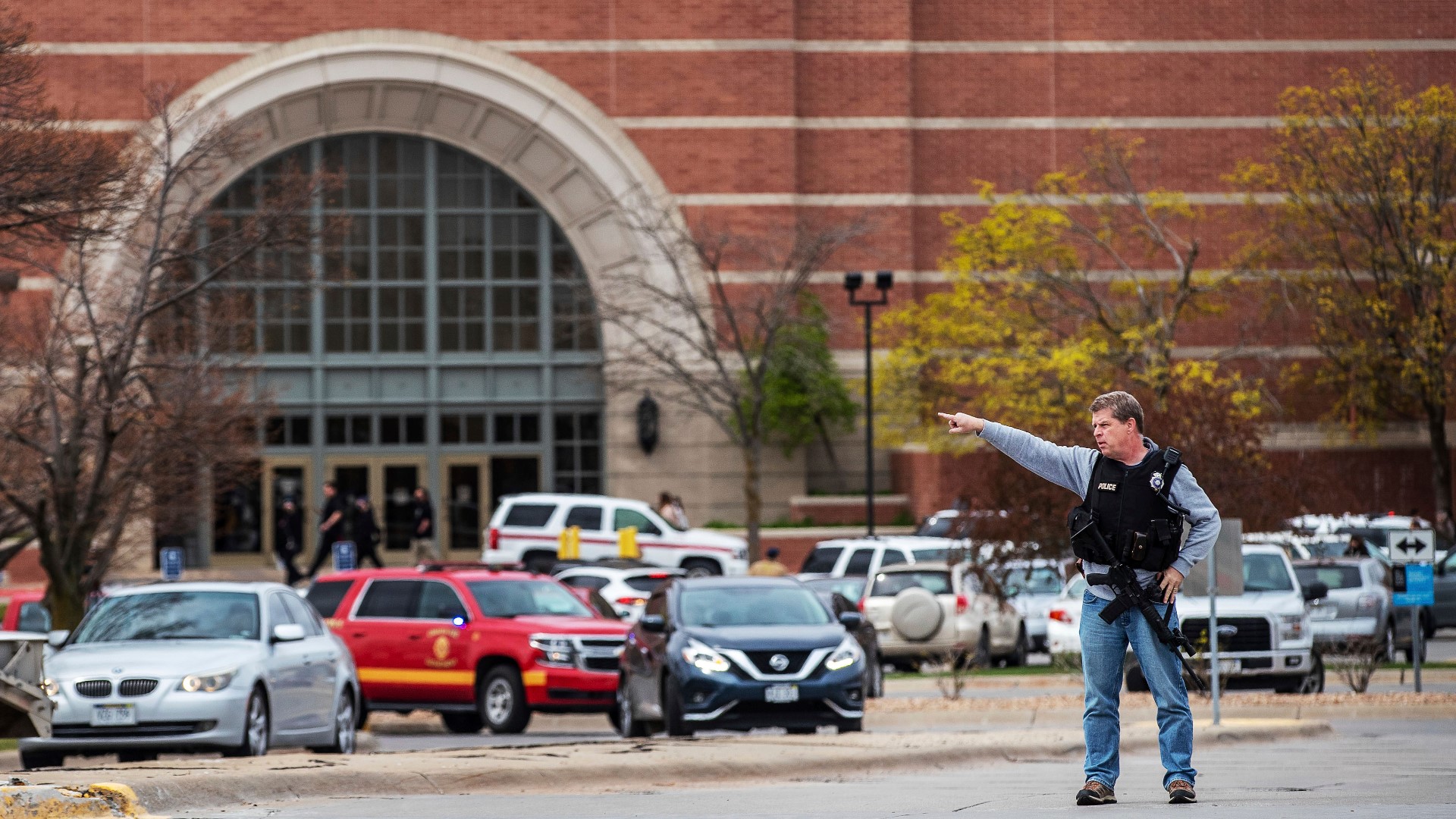 1 killed in Omaha mall shooting that sends shoppers running