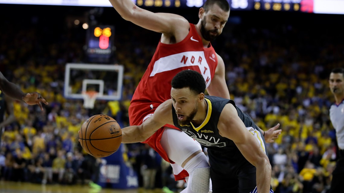 Golden State Warriors' Stephen Curry tries to pass to Shaun Livingston who  couldn't come up with the ball in the second quarter during Game 2 of the  2017 NBA Finals at Oracle