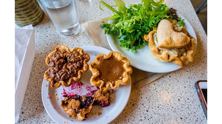 Just in time for New Year&#039;s Eve: Yelp&#039;s best bars and restaurants to see fireworks | 13newsnow.com
