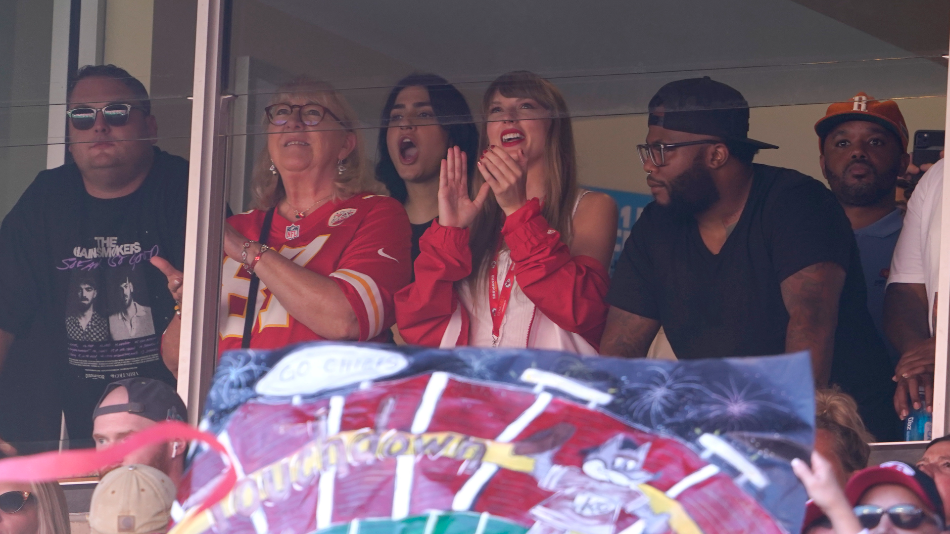 Travis Kelce's jersey sales skyrocket after Taylor Swift appearance at  Chiefs game