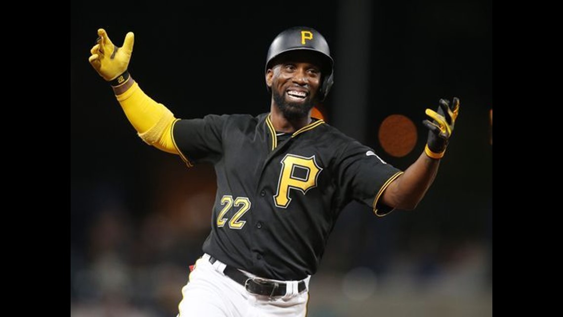Giants moving Andrew McCutchen to right field