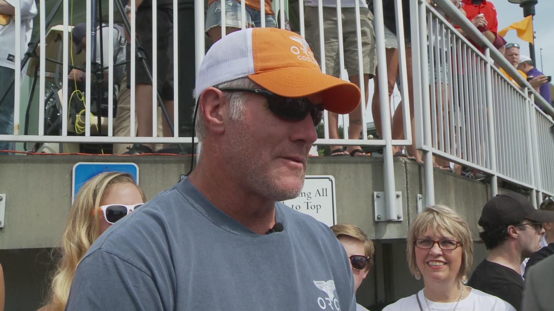 Favre praises Peyton Manning, Reggie White at Vol Navy