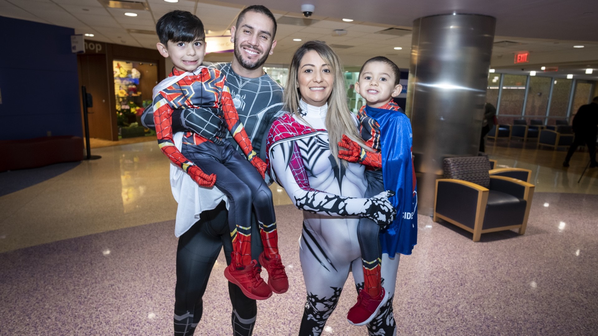 Family of 3yearold cancer patient wears superhero costumes to every(01)