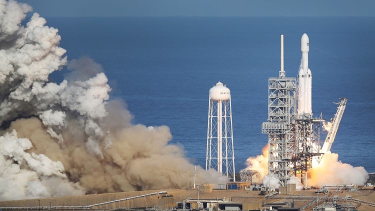 Photos: SpaceX launches Falcon Heavy rocket, sticks 2 landings