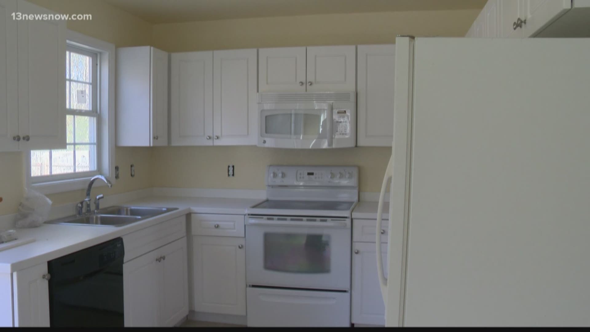 13News Now Jaclyn Lee spoke with the contractor who wanted to gift an elderly Suffolk couple with a new home, free of charge.