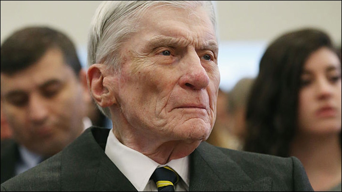 Former GOP Senator John Warner crosses party lines ...