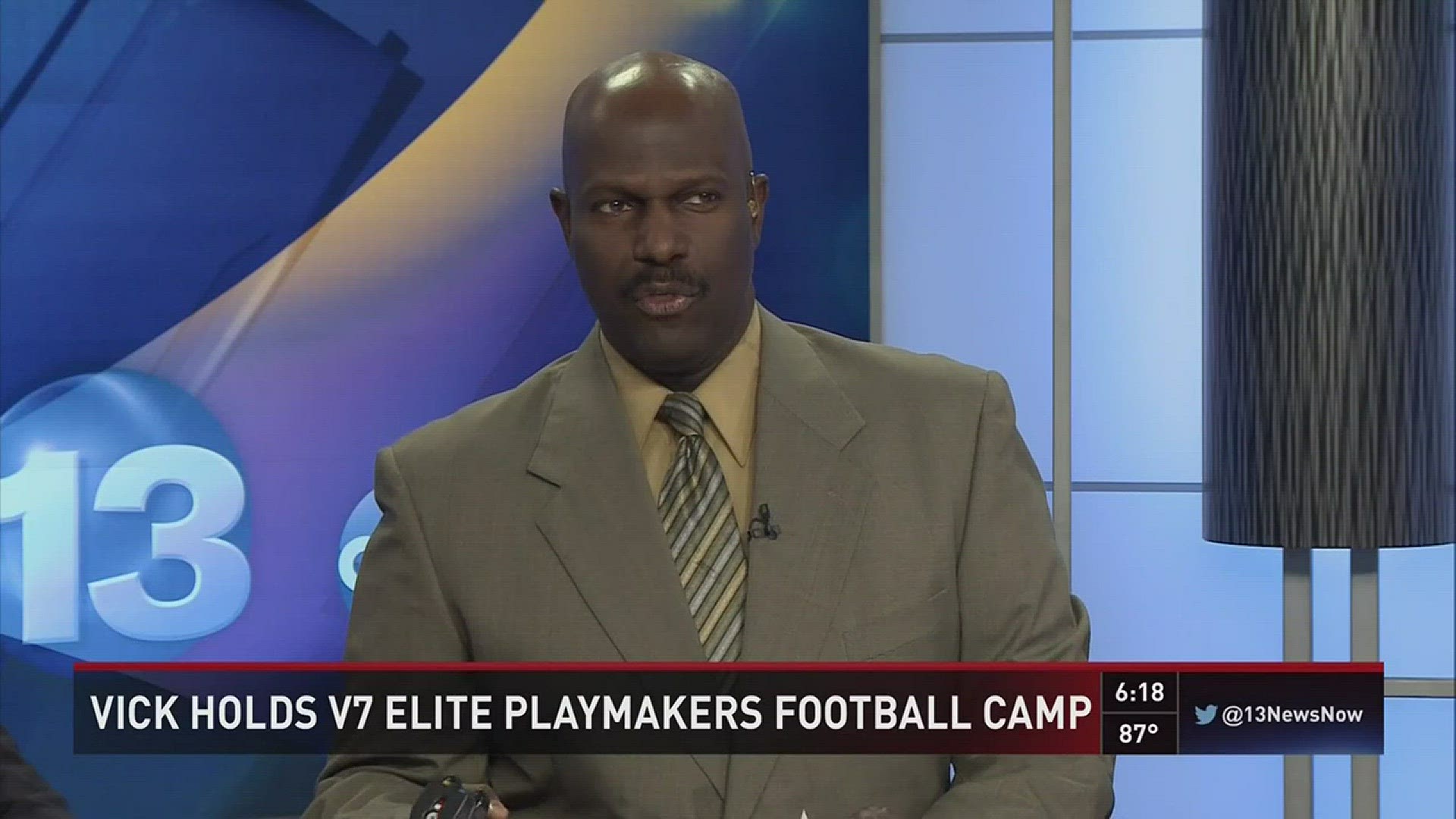 Vick holds V7 Playmakers camp in the Beach