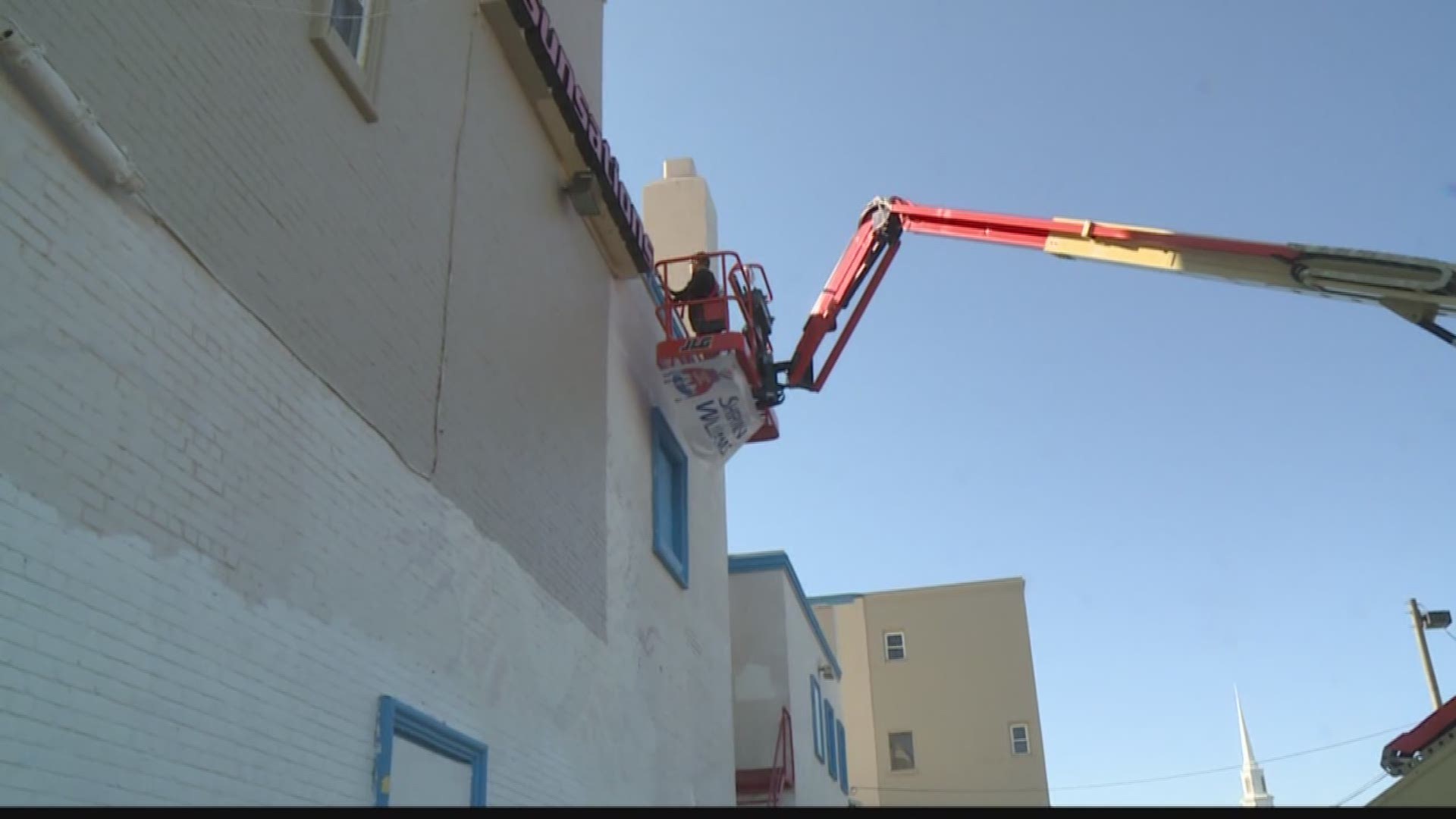 An artist with the help of volunteers will bring a new mural honoring military members and first responders.