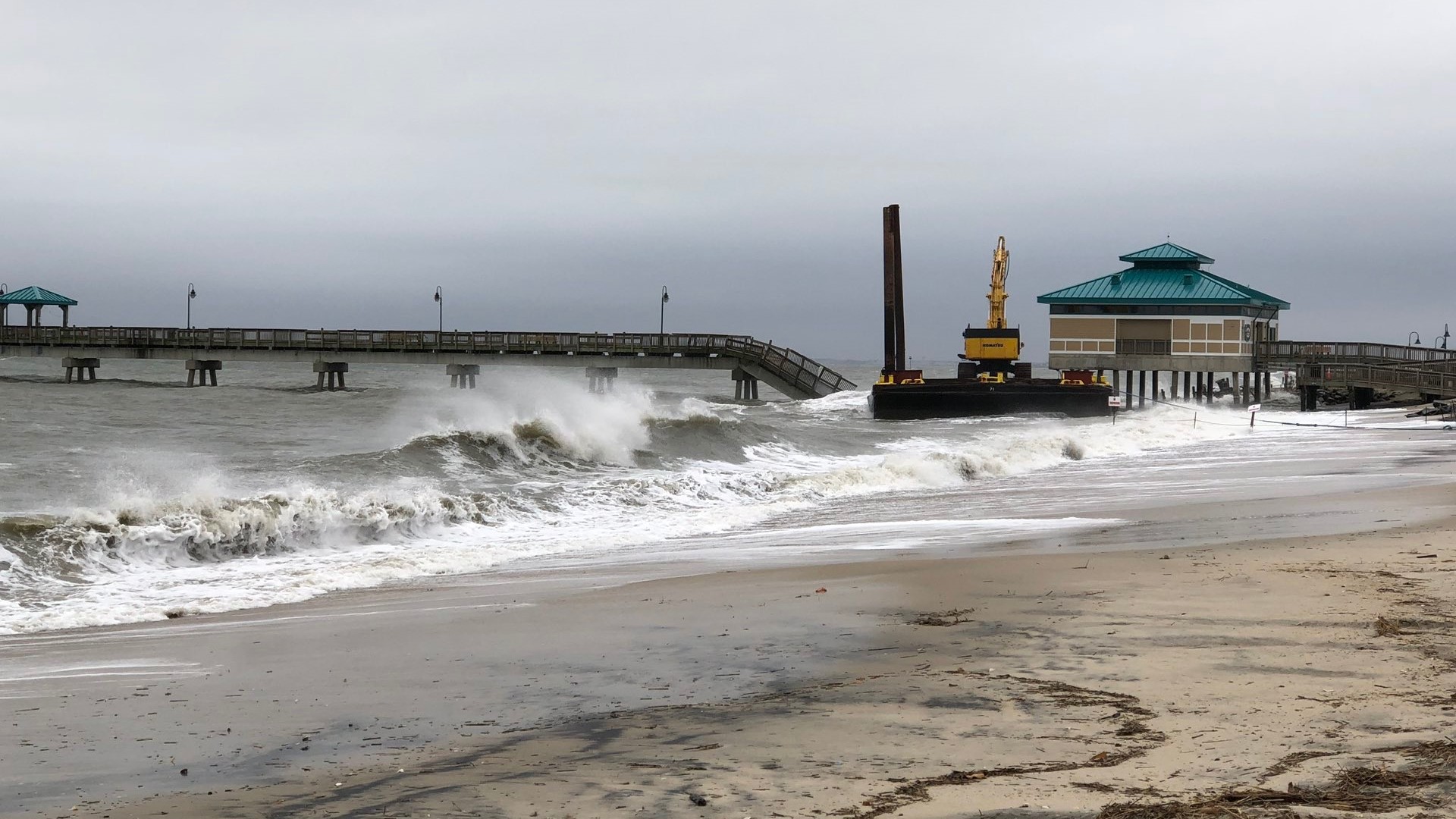 Buckroe Fishing Pier collapses after a loose barge crashes into it ...