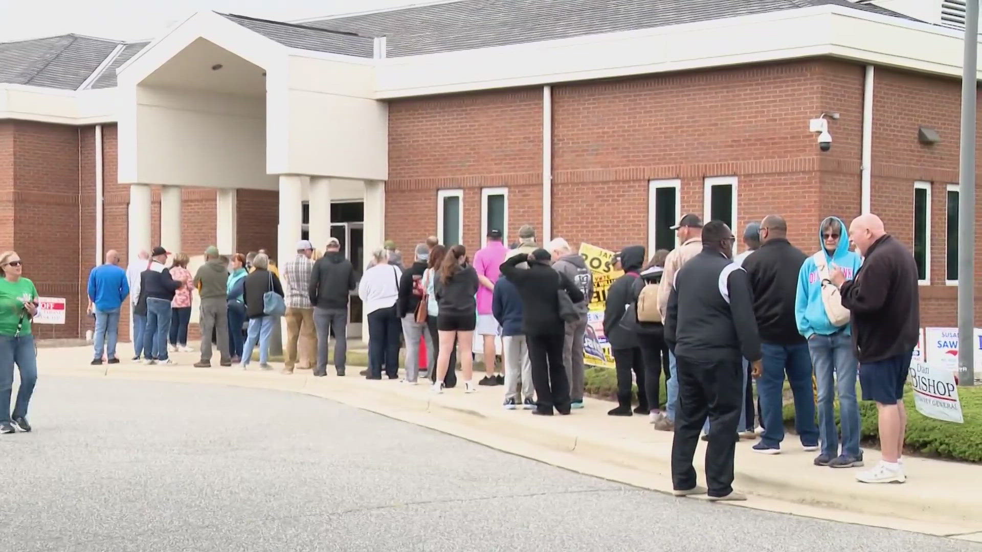 Voters headed to the polls in Currituck County today to cast their votes.