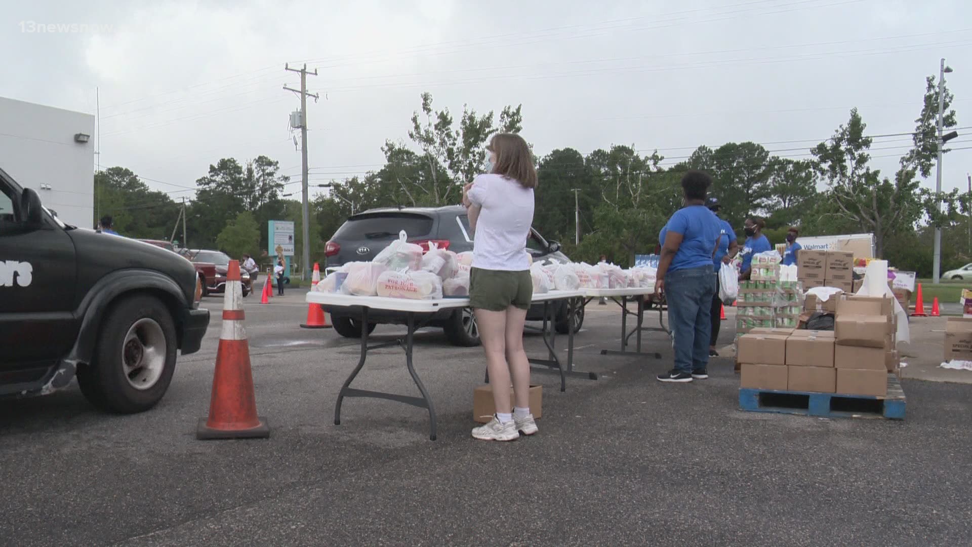 Volunteers gave out bags filled with non-perishable food.