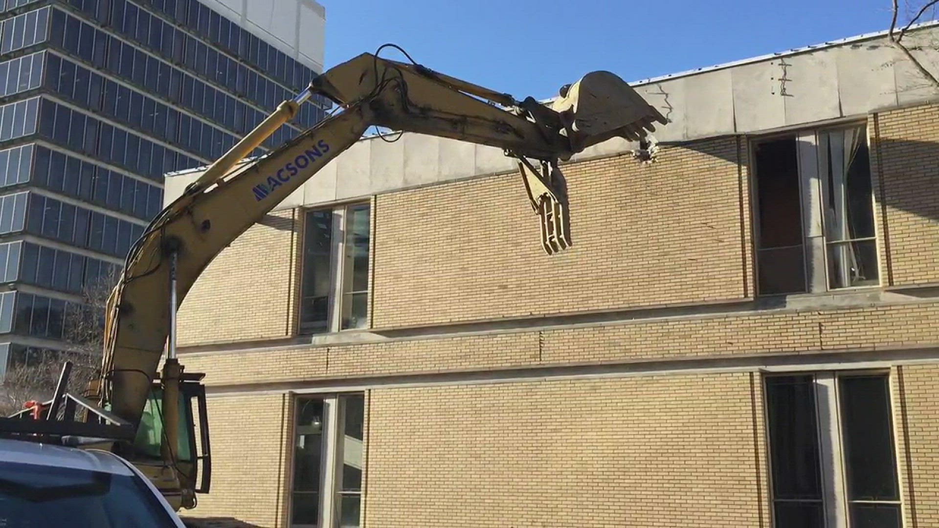 Crews begin demolishing old Norfolk court building