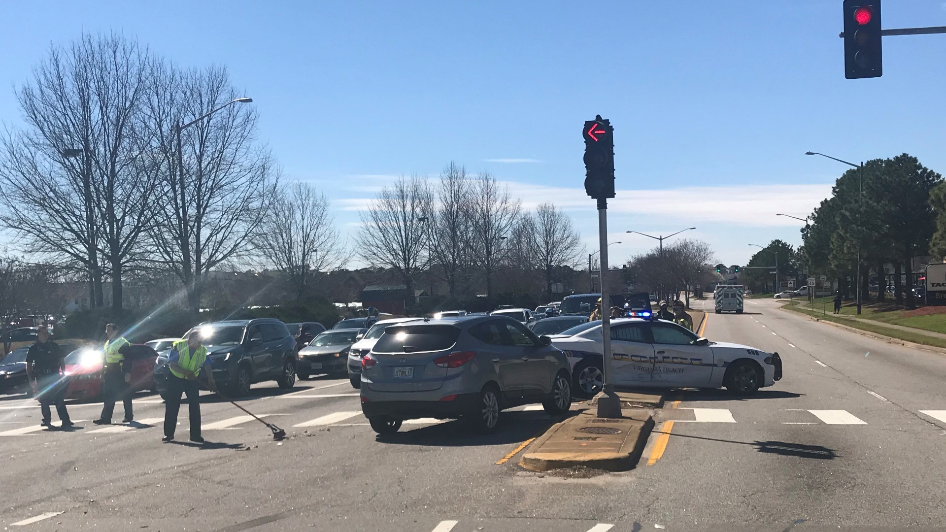 Virginia Beach Police officer injured in crash | 13newsnow.com