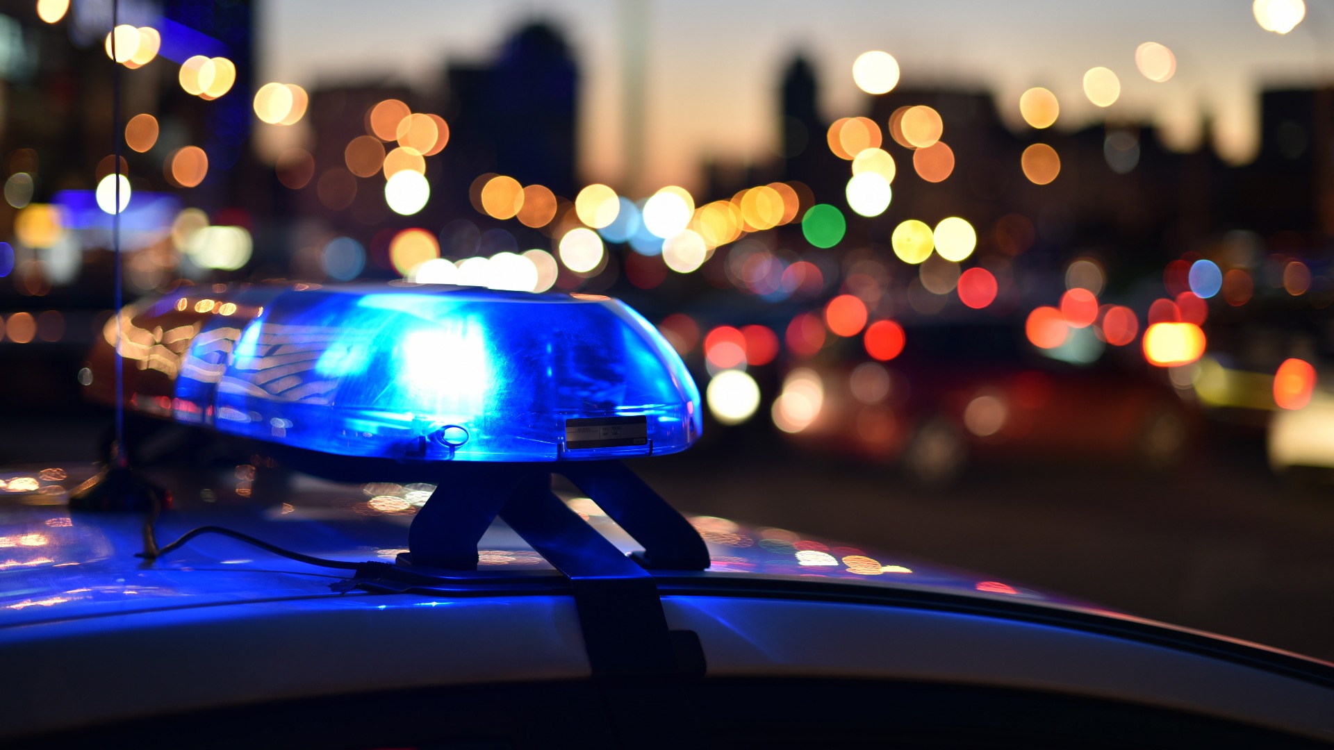 Portsmouth police are investigating two shootings that occurred just minutes apart, injuring three men.