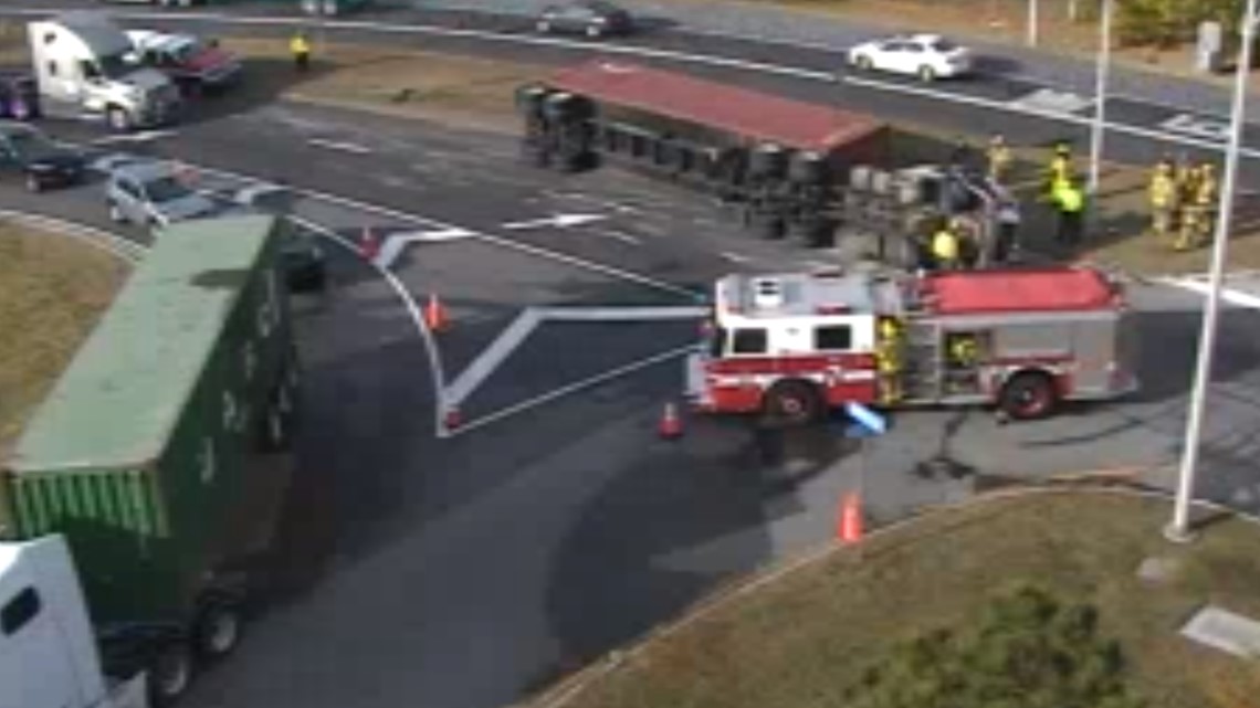 Tractor-trailer overturns on Hampton Boulevard in Norfolk - Vimarsana News