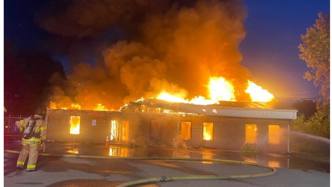 Flames engulf Chesapeake warehouse - Vimarsana News