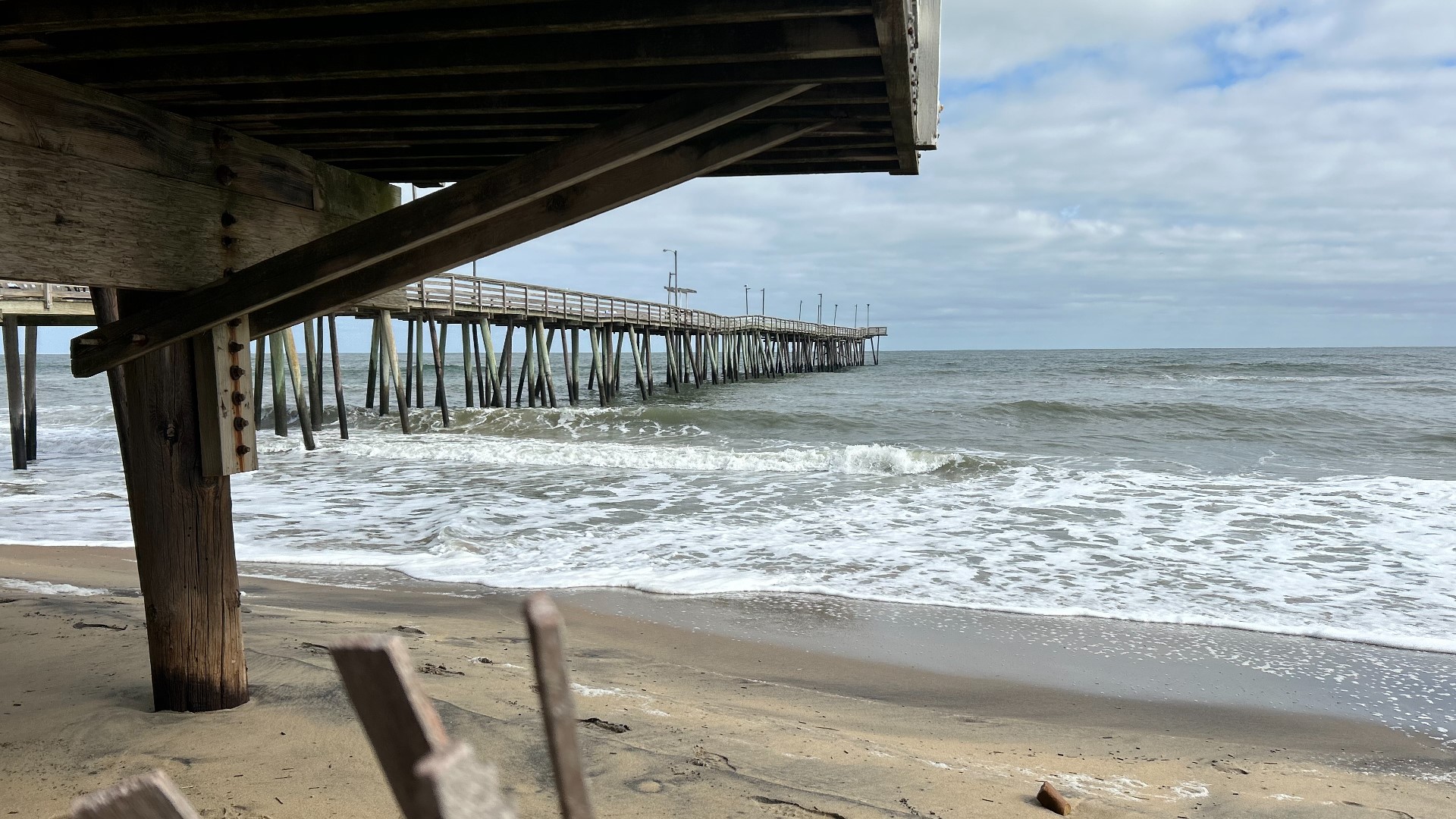 Rough surf continues to stall car recovery efforts off Virginia Beach  Fishing Pier