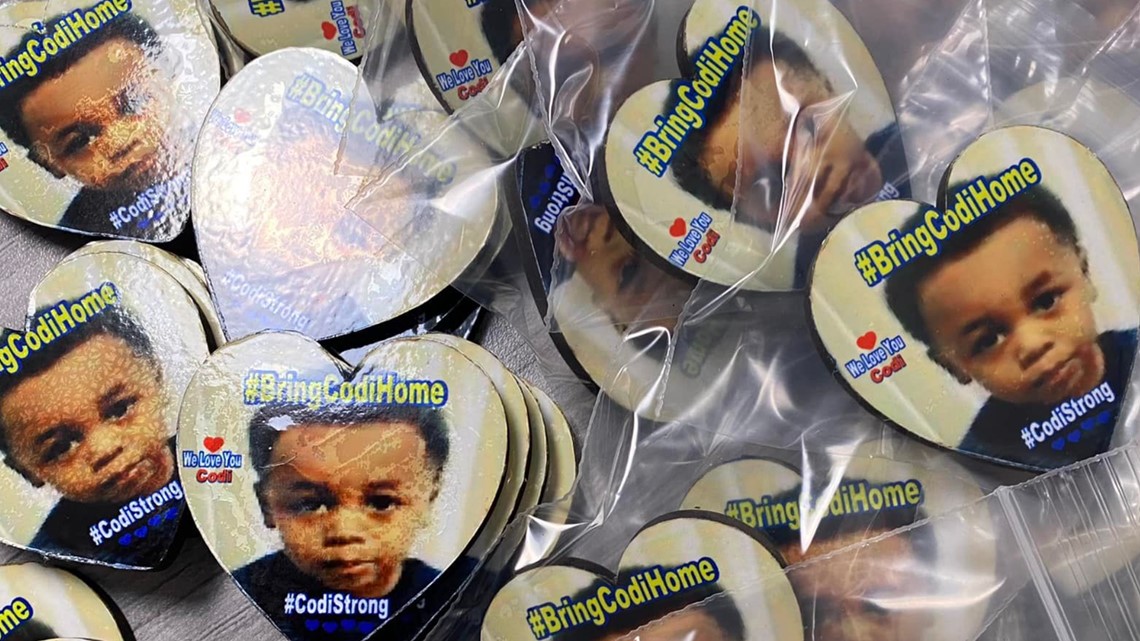 Newport News woman gives away free pins to raise awareness for Codi - Vimarsana News