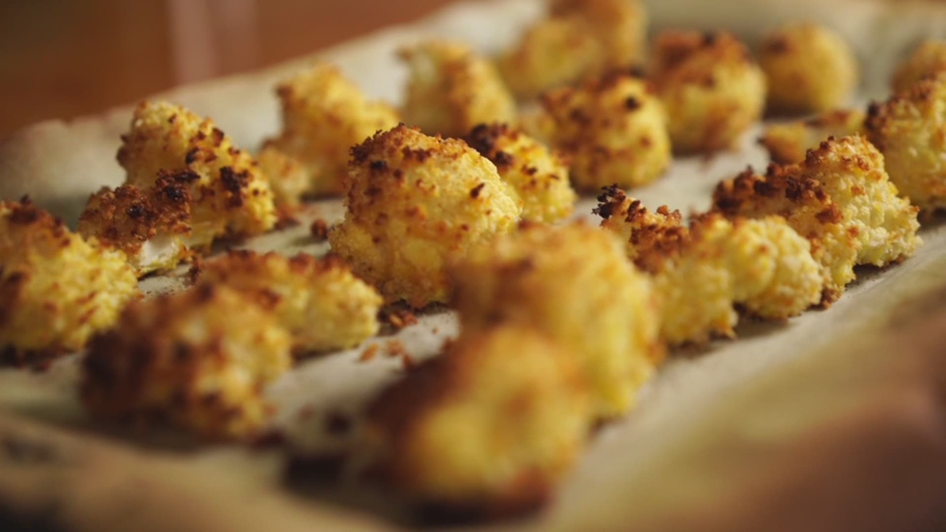 This recipe is sure to be a hit at your Super Bowl party! Check out how to make these crispy cauliflower bites with a delicious sriracha dipping sauce!