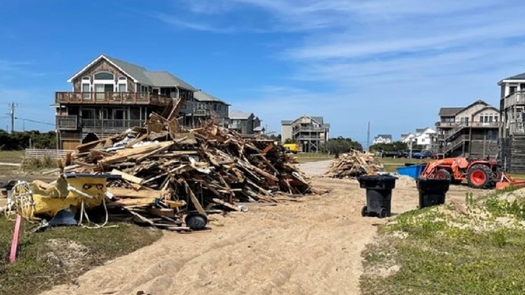 After 2 Outer Banks houses collapse into ocean, people continue cleaning up