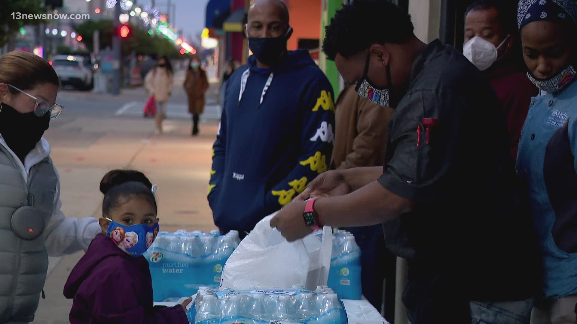 Restaurant chefs passed out hot meals to families in need for the holiday season in Virginia Beach. 13News Now Angelo Vargas has more.