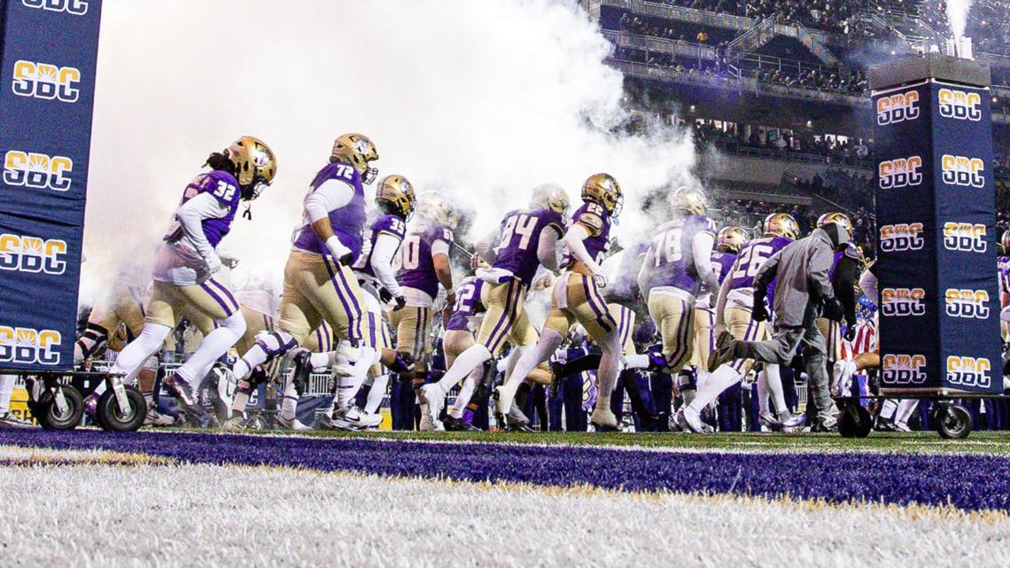 James Madison prepares for historic CFP debut against Oregon