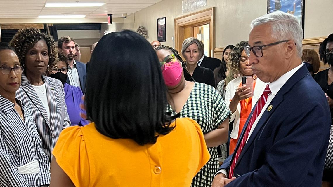 Congressman Bobby Scott tours his old elementary school, pushing for investing in school infrastructure - Vimarsana News