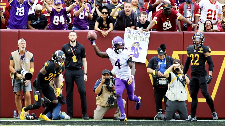 Iced-out Kirk Cousins celebrates Vikings 20-17 win over Commanders