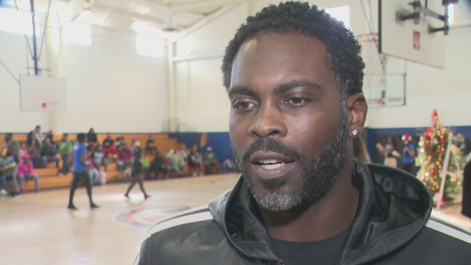 Michael Vick holds annual toy giveaway | 13newsnow.com