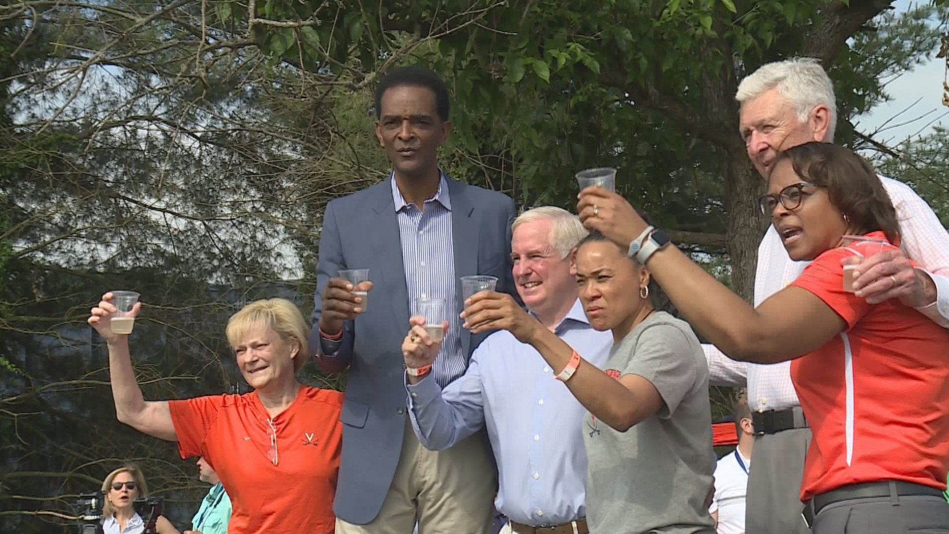 Former UVA basketball greats and fans officially bid farewell to University Hall on Saturday.