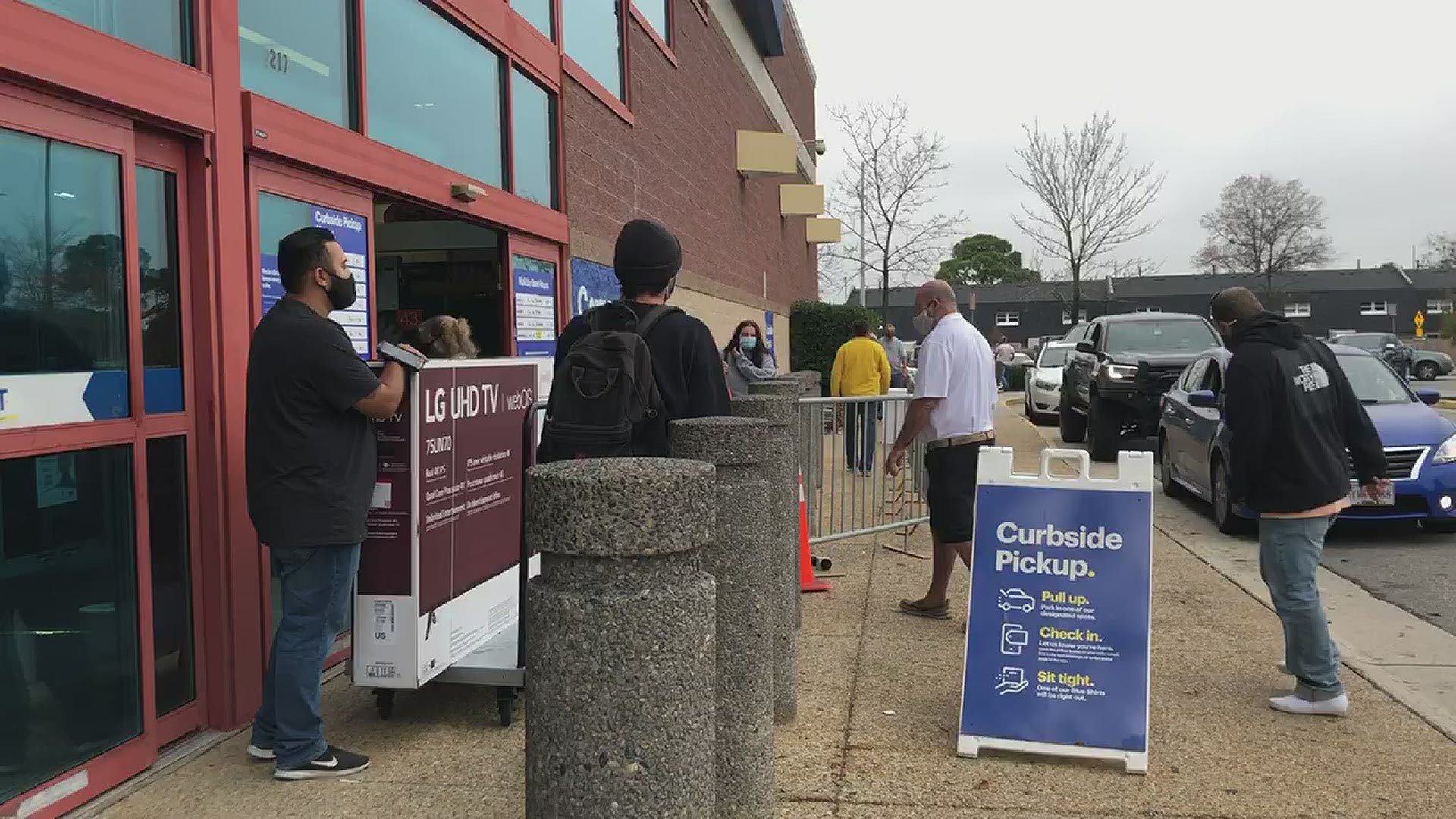 The pandemic didn't stop the Black Friday  shopping at Best Buy on Independence Boulevard on Nov. 27, 2020. Curbside pickup wrapped around the building.