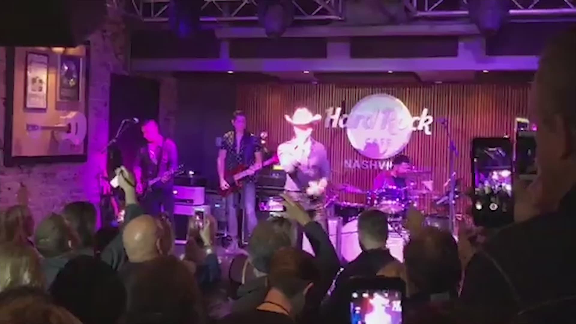 Dustin Lynch performs at 2017 CMAs pre party.