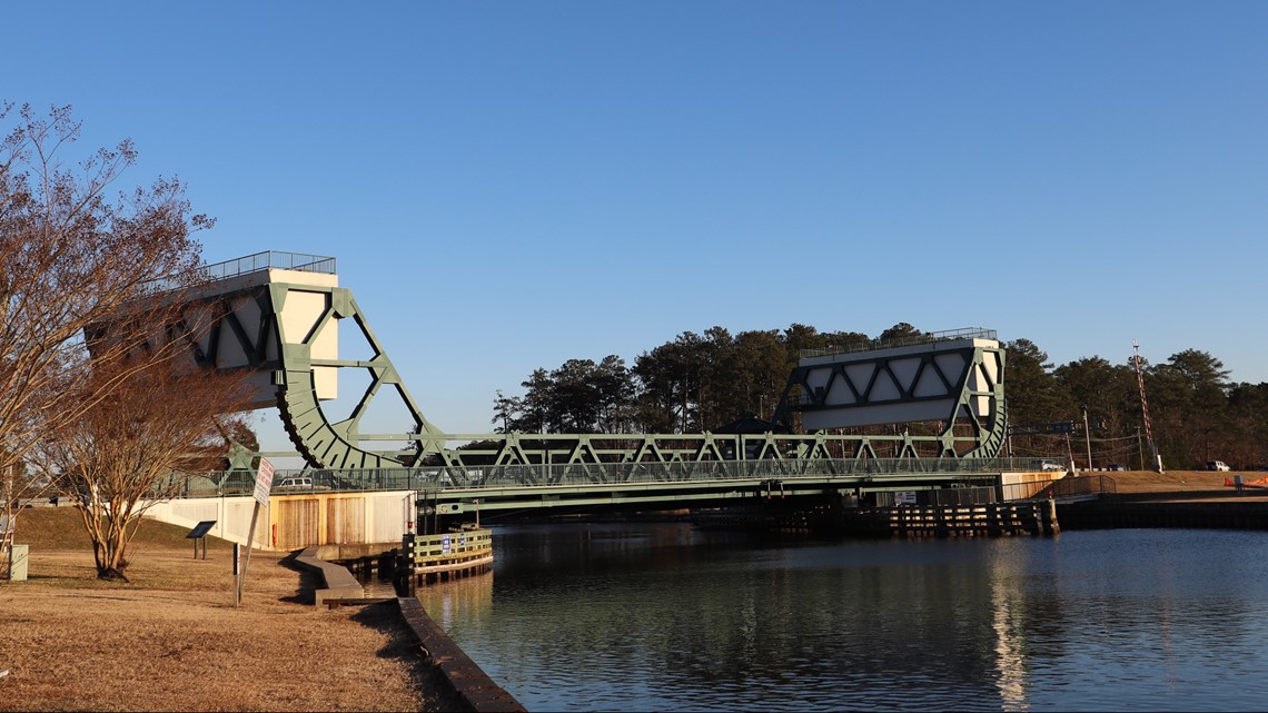 Van breaks down on Great Bridge Bridge, nearly crushed by opening ...