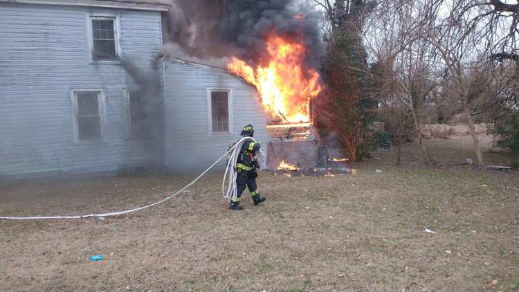 2 displaced after house fire in Suffolk | 13newsnow.com